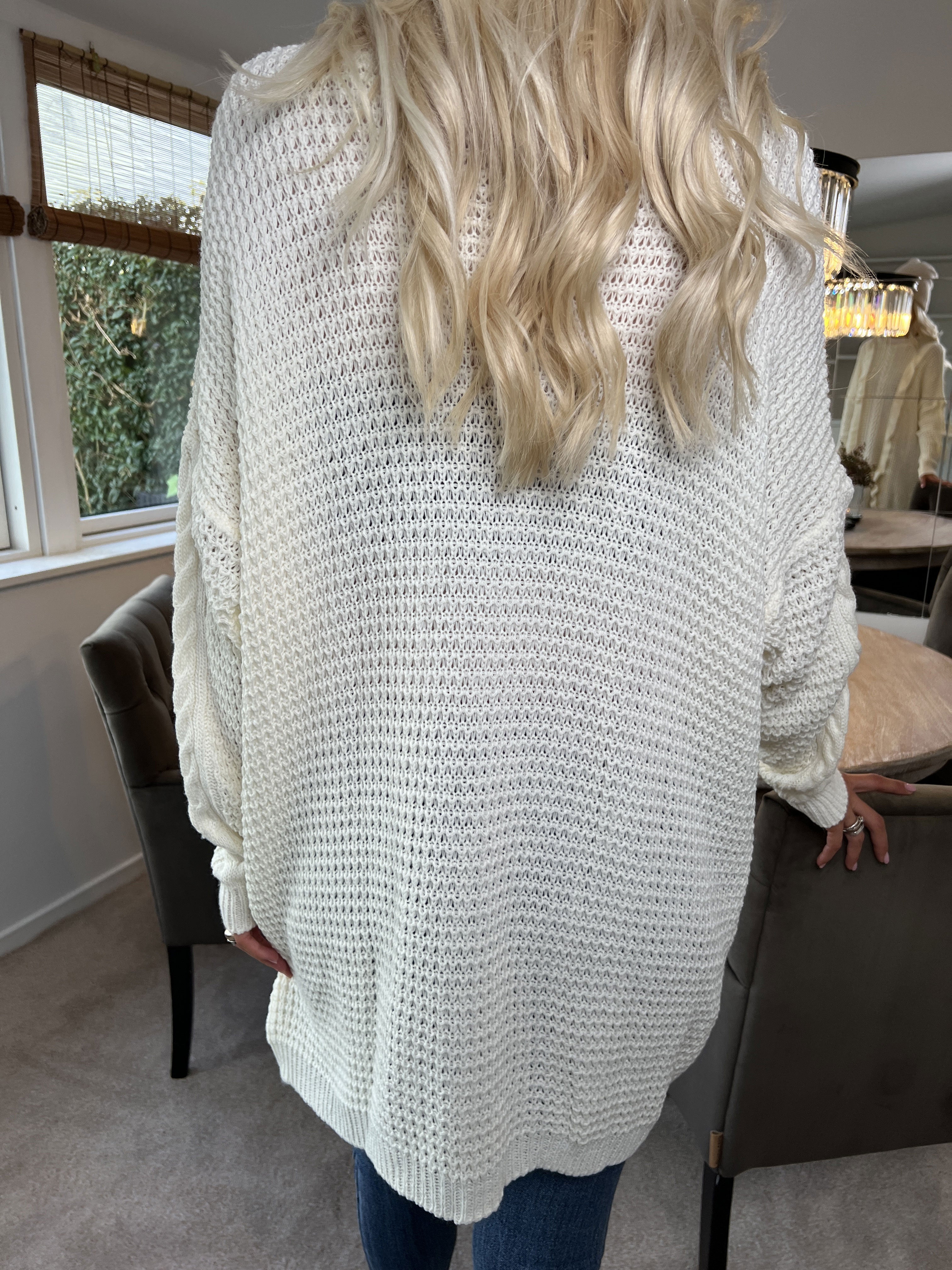 Lalisa - Söt stickad klänning med kabelstickning och volanger